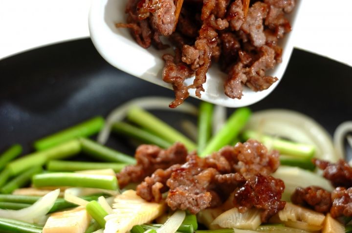 ご飯がすすむ！牛肉とニンニクの芽のオイスター炒めの作り方3