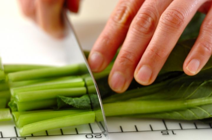 小松菜の卵とじ煮の下準備1