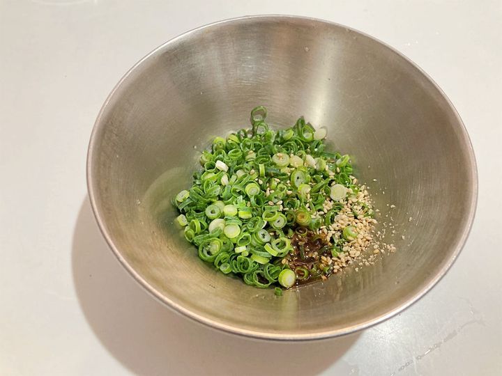 青ねぎに調味料を入れる