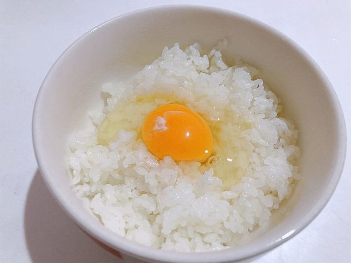 ご飯に卵をのせる
