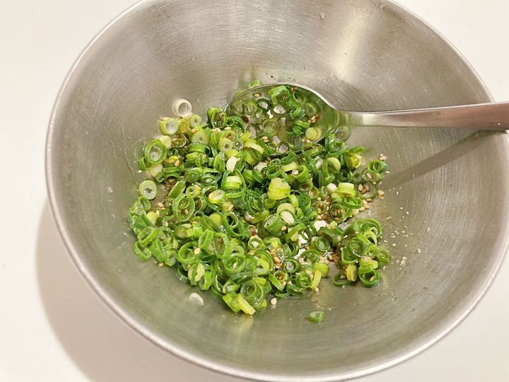 さっくりと青ねぎと調味料を合わせる