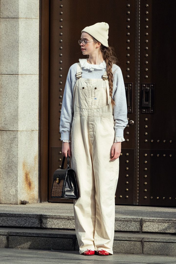 生成りのオーバーオールはガーリーに仕上げるのがおすすめ【本日のFUDGE GIRL-4月21日】