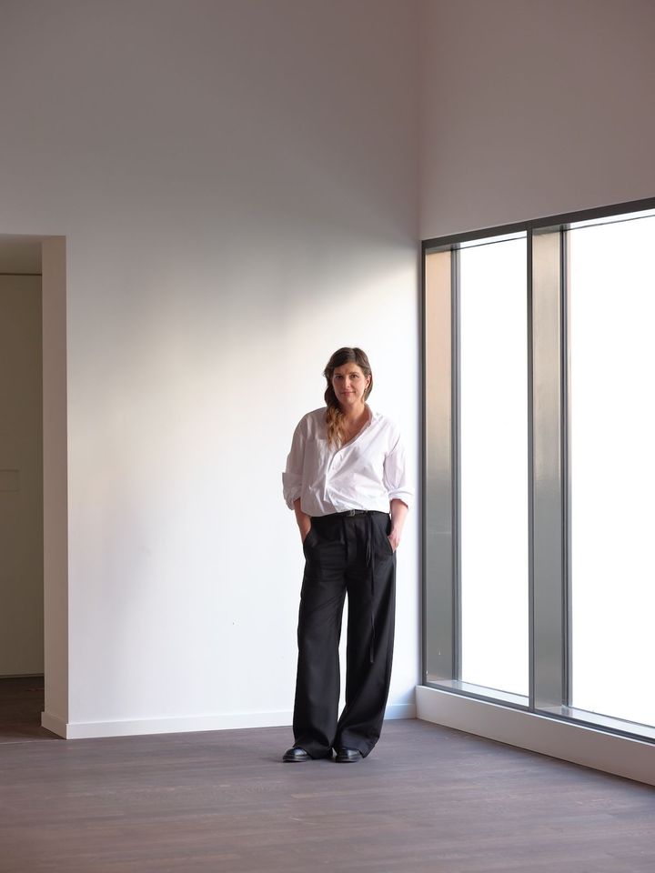 Profile<br /> カート・デボ（Kaat Depo）<br /> MoMu美術館の館長兼デレクター。2001年にキュレーターとしてキャリアを 開始し、2008年に館長に就任。マルジェラやエルメスなどをテーマに革新的な展覧会を多数企画。ファッションを“文化的遺産”として捉える視点で、教育やサステナビリティにも力を入れている。