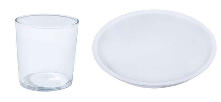 小皿や小さめのコップなど、野菜の底面が浸るぐらいの水が張れる器を用意。