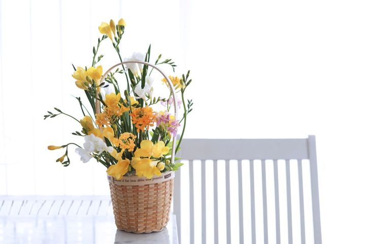 フリージアのバスケットアレンジ
