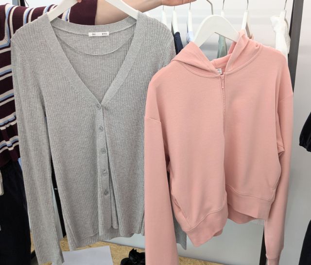 グレーのUVカットVネックカーディガンZ+EとピンクのUVカットフルジップパーカ(長袖)