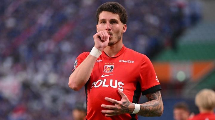 Jリーグ助っ人のおしゃぶりポーズ、妊娠中の愛妻は感激「人生で最愛の人…あなたを限りなく愛しています」