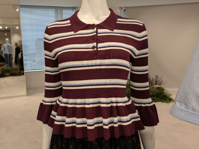 ボーダーリブポロセーターを着用