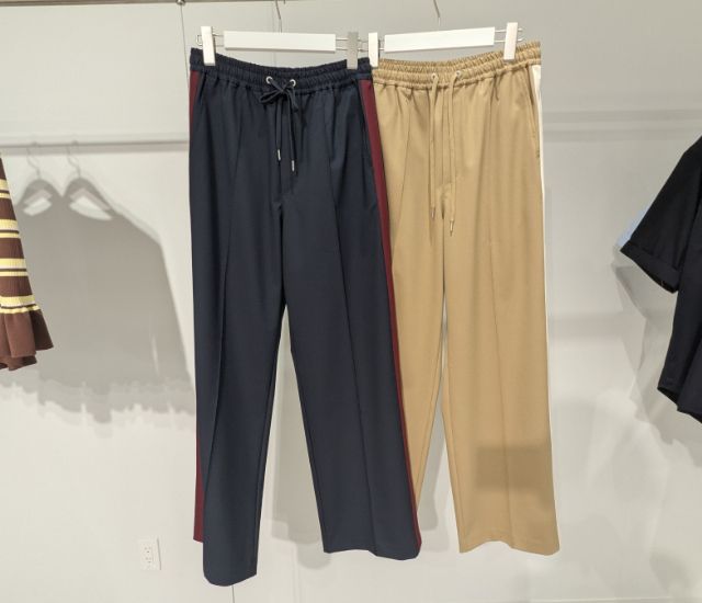 2枚のトラックパンツ