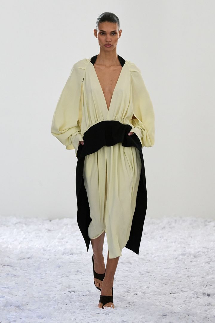 16アーリントン 2025年春夏コレクションより。