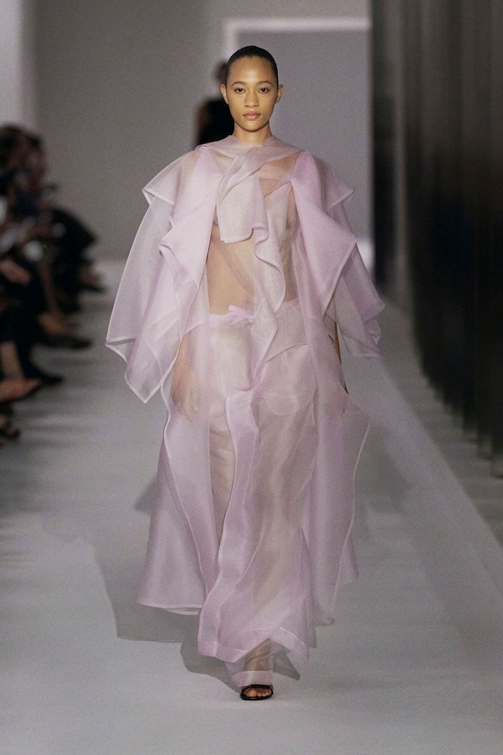 ケイト 2025年春夏コレクションより。