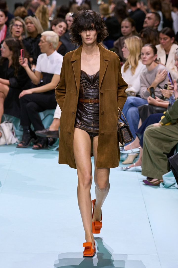 プラダ 2025年春夏コレクションより。