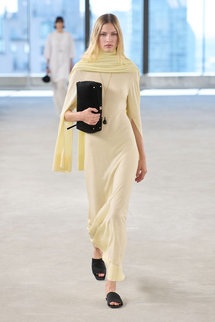 トーテム 2025年春夏コレクションより。