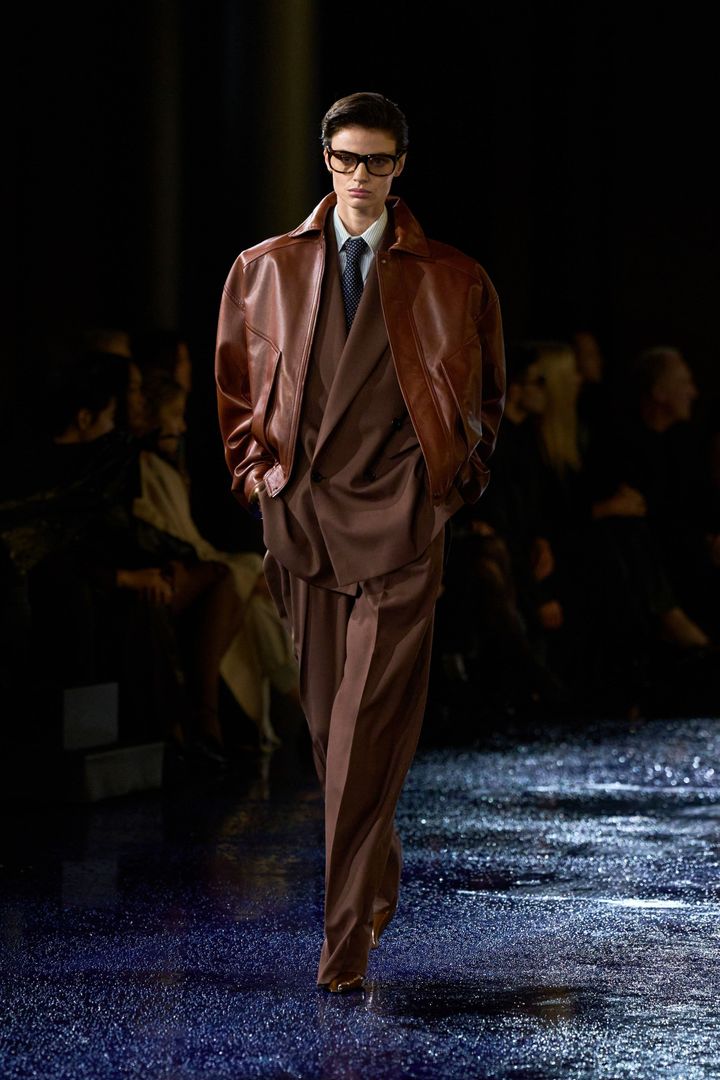 サンローラン 2025年春夏コレクションより。