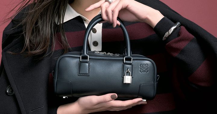 ロエベの横長フォルムの黒ミニバッグ