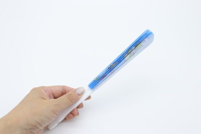 ダイソーのプラスチック製水をはじく扇子 HV サマーフローティング