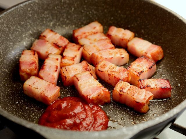 ブロックベーコンを焼く。