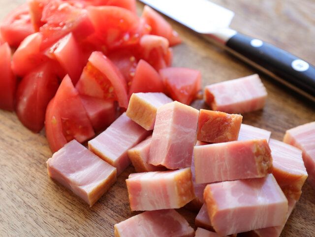 ブロックベーコンは、約1.5cm角の棒状に切り、トマトは2～3cmの大きさの乱切りにする。