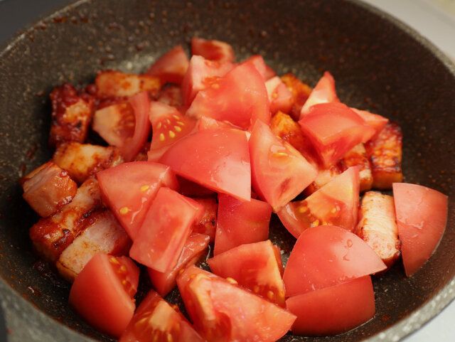 トマトとベーコンを炒める。