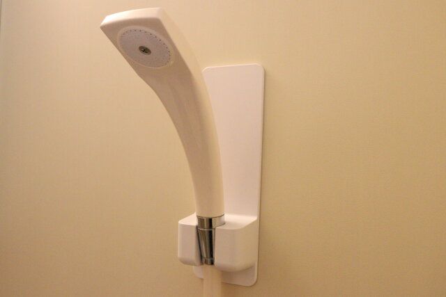 ダイソーの自由に動かせるシャワーホルダー（バス用、マグネット）