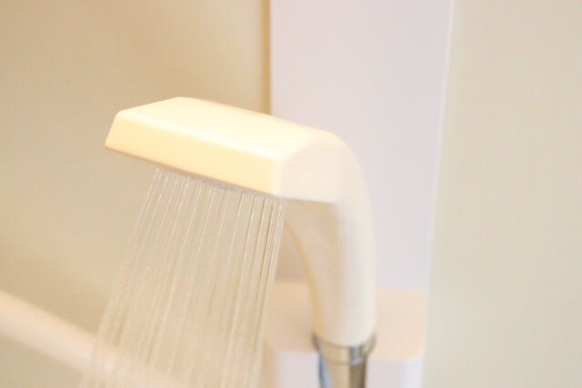 ダイソーの位置が変えられるシャワーホルダー（バス用、マグネット）