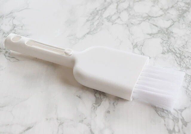 ダイソーのスタンドブラシはブラシ部分を本体に収納できる