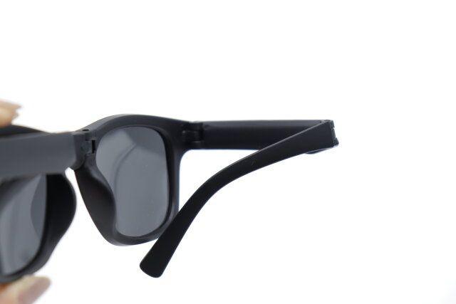 ダイソーの折りたたみサングラス（偏光レンズ）を展開する様子2