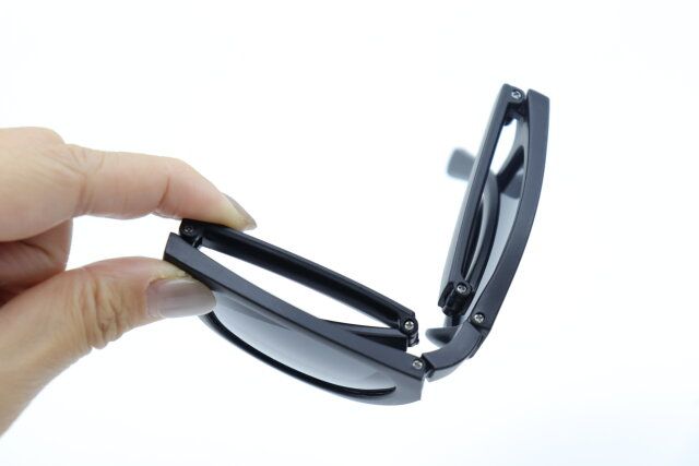 ダイソーの折りたたみサングラス（偏光レンズ）を展開する様子1