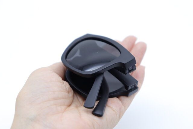 ダイソーの折りたたみサングラス（偏光レンズ）を折りたたんだ様子