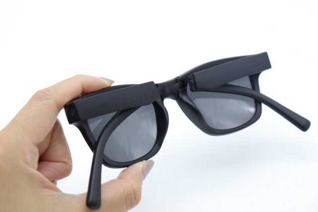 ダイソーの折りたたみサングラス（偏光レンズ）を展開