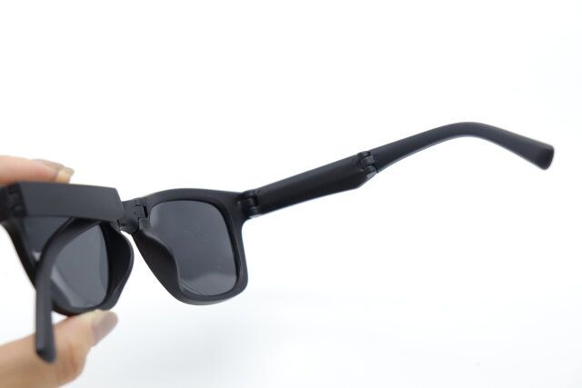 ダイソーの折りたたみサングラス（偏光レンズ）のテンプル