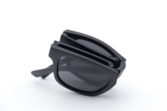 ダイソーの折りたたみサングラス（偏光レンズ）の黒