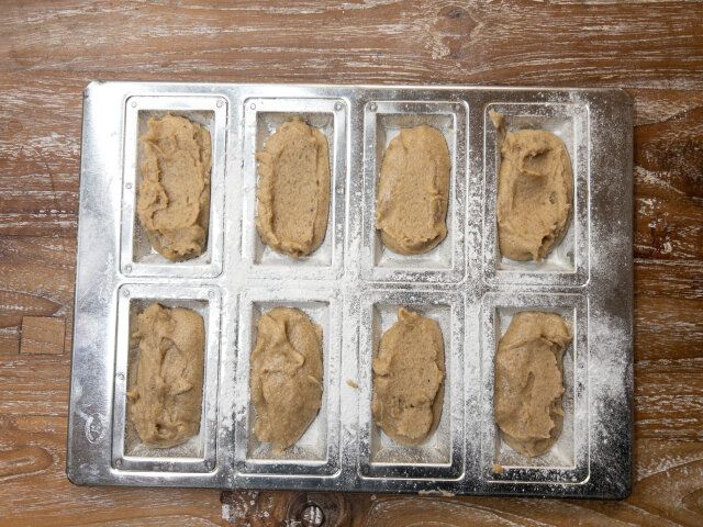 生地をフィナンシェ型に流し入れる。