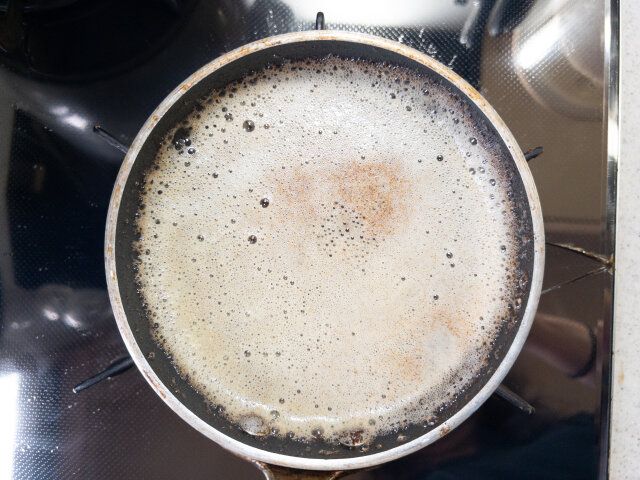 バターを小鍋に入れて混ぜながら加熱する。