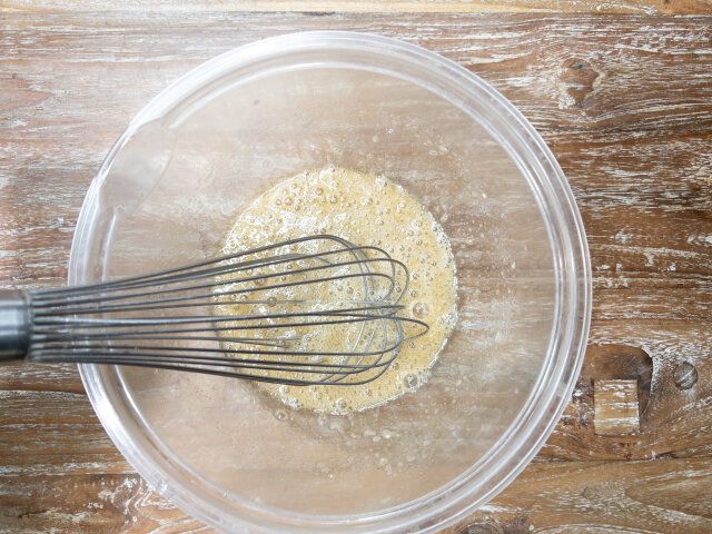 ボウルに卵白・砂糖・はちみつを入れ、砂糖が溶けるまで混ぜ合わせます。