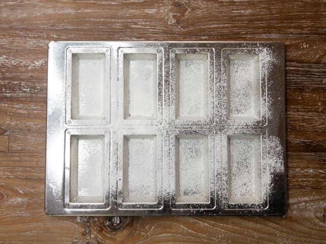 フィナンシェ型にバターを薄く塗り、薄力粉を振う。