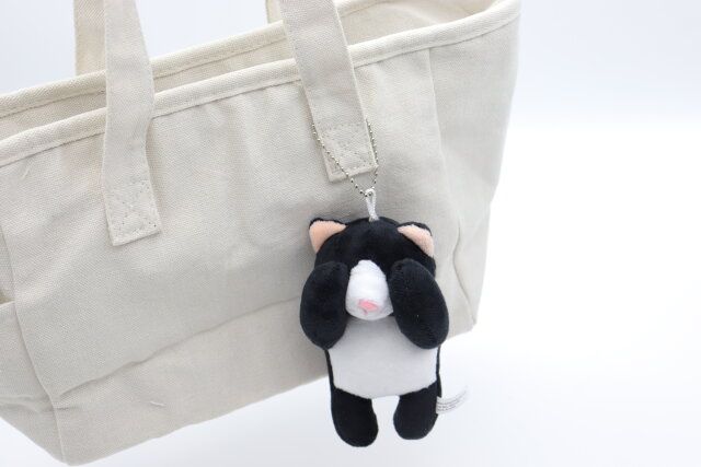 ダイソーのカバンに取り付けられるアニマルキーチェーン（めかくし、ネコ）