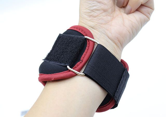 ダイソーの手・足首兼用ウエイトは肌当たりがやさしい