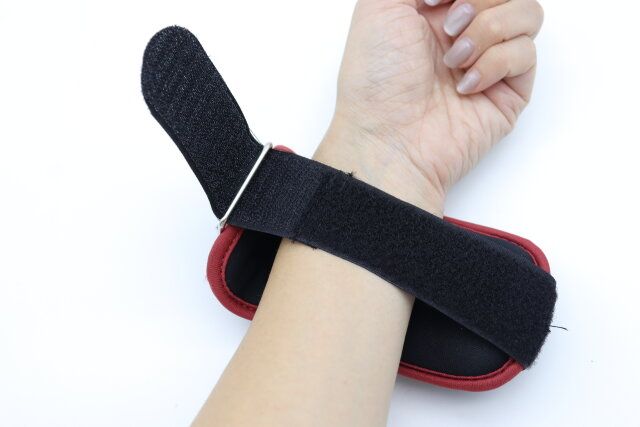 ダイソーの手・足首兼用ウエイトは面テープで調整できる