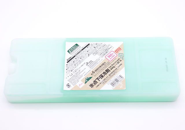 ダイソー 氷点下保冷剤（ハードタイプ、840g） パッケージ