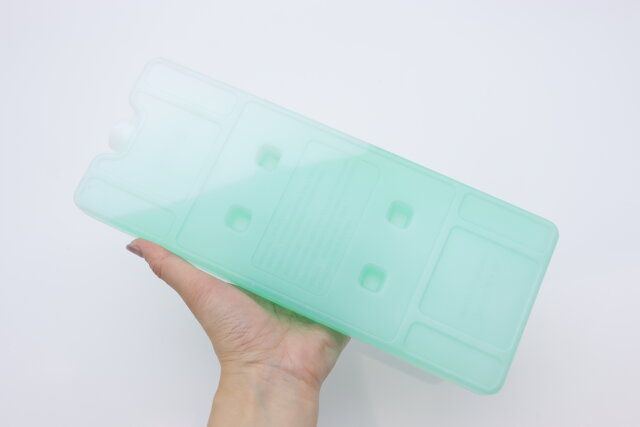 ダイソー 氷点下保冷剤（ハードタイプ、840g） サイズ感