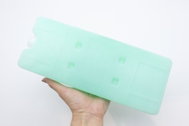 ダイソー 氷点下保冷剤（ハードタイプ、840g） 冷凍後