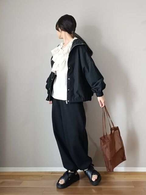 黒マウンテンパーカーコーデ5