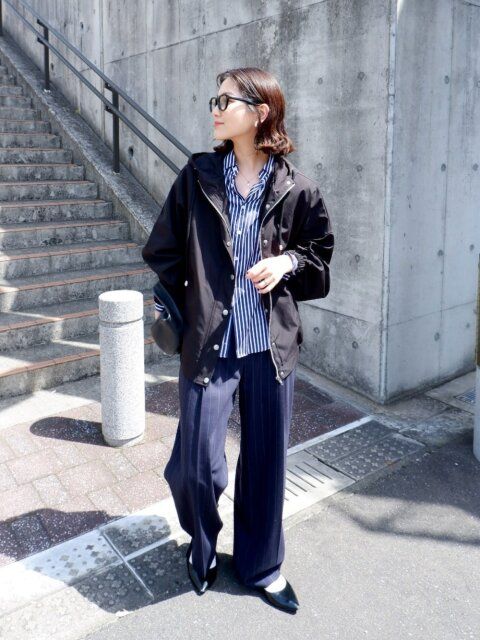 黒マウンテンパーカーコーデ4