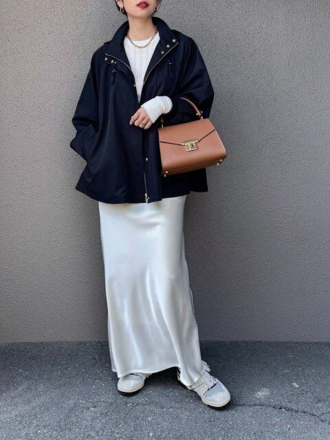 黒マウンテンパーカーコーデ1