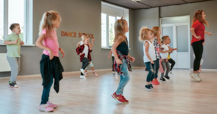 ダンスレッスンを受けている子どもたち