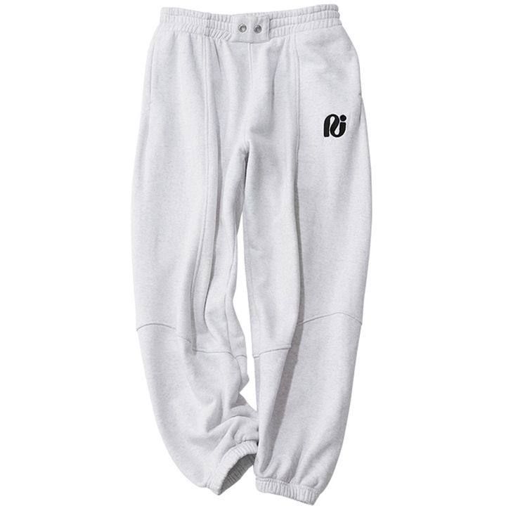 ヌルのライトグレーのスウェット