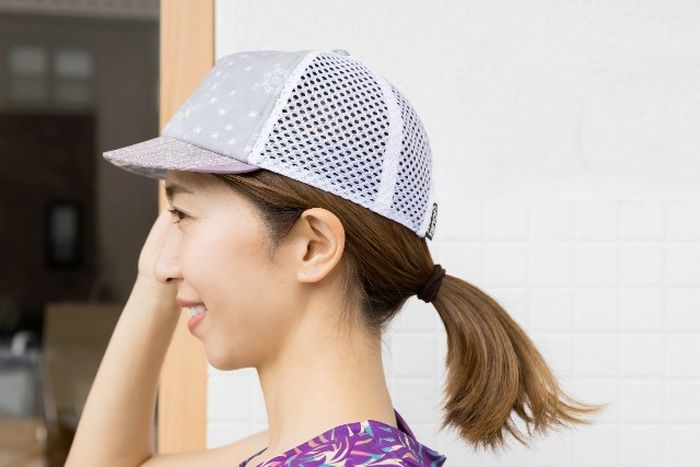 帽子をかぶっている女性