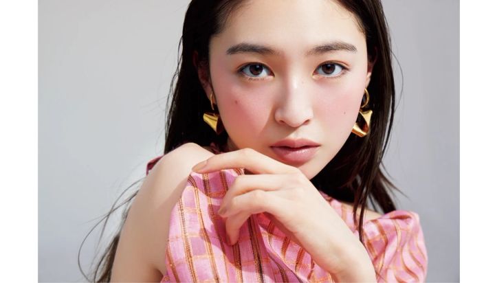 【STEP1】ベージュ下地→【STEP2】シアーチークで透明感上げベース