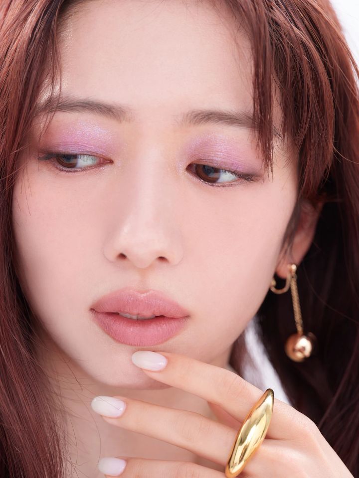 ツヤとラメの質感でシアーに色づかせた、パープルメイク